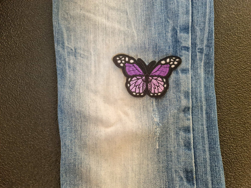 patch papillon pour customiser un jean troué