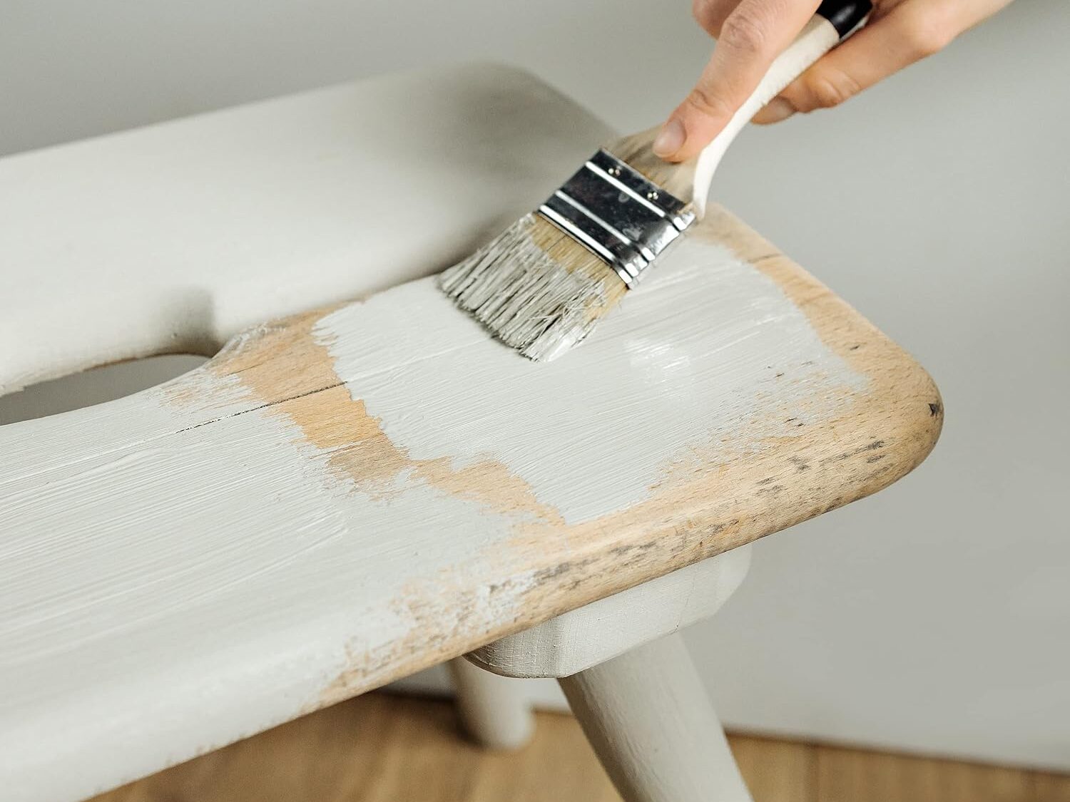 Peinture qui tient sur des meubles en bois